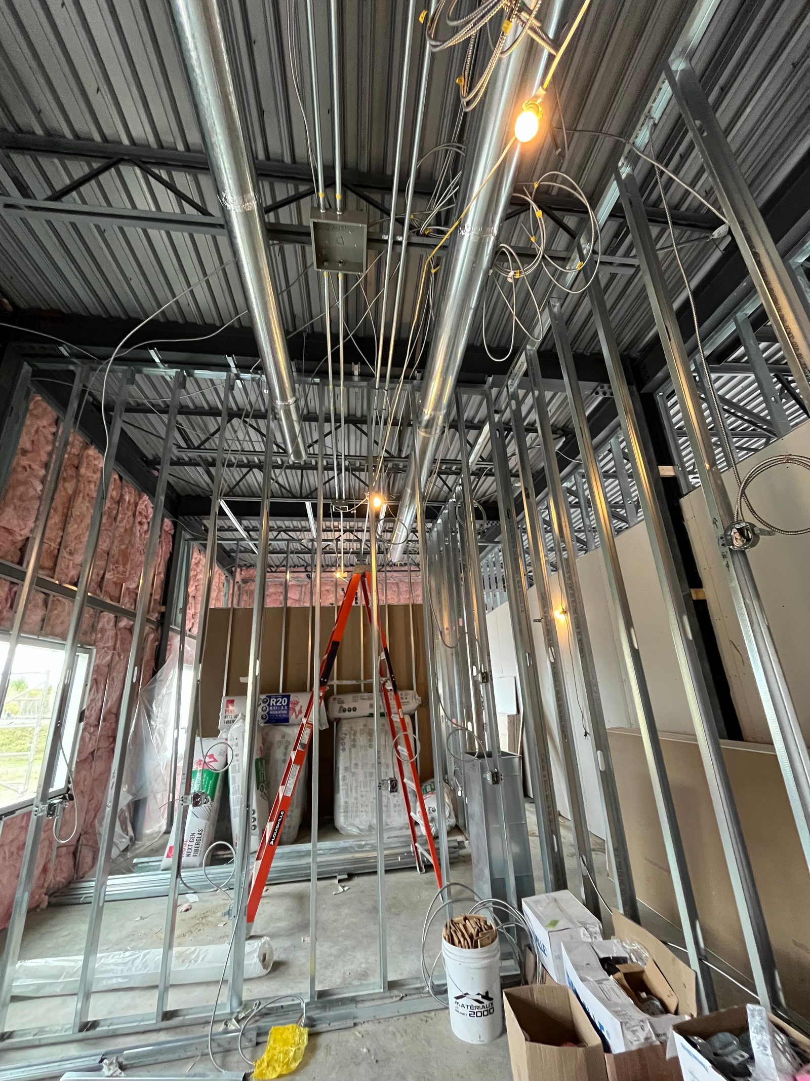 Chantier commercial — colombages métalliques et conduits électriques